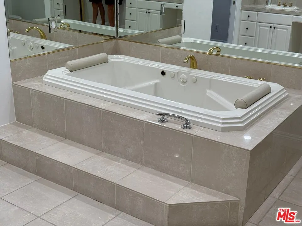 22313 Erwin Street Woodland Hills, CA 91367