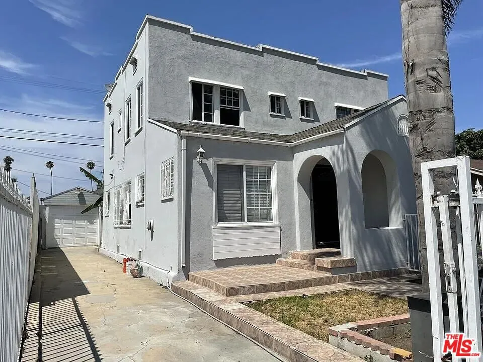 713 W 49th Place Los Angeles, CA 90037