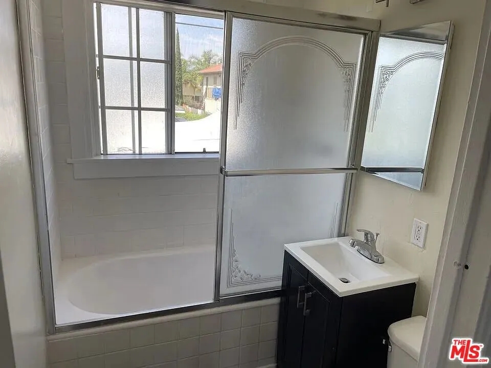 713 W 49th Place Los Angeles, CA 90037