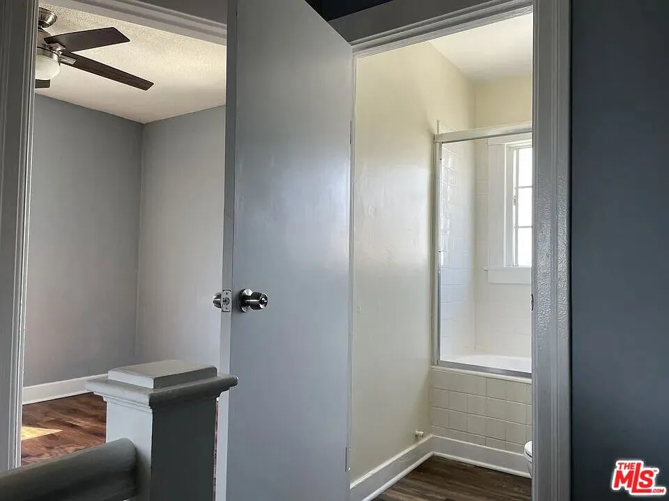 713 W 49th Place Los Angeles, CA 90037