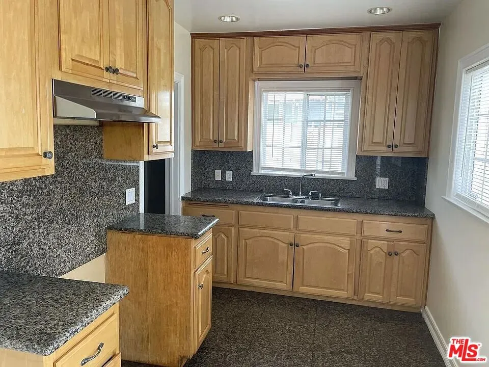 713 W 49th Place Los Angeles, CA 90037