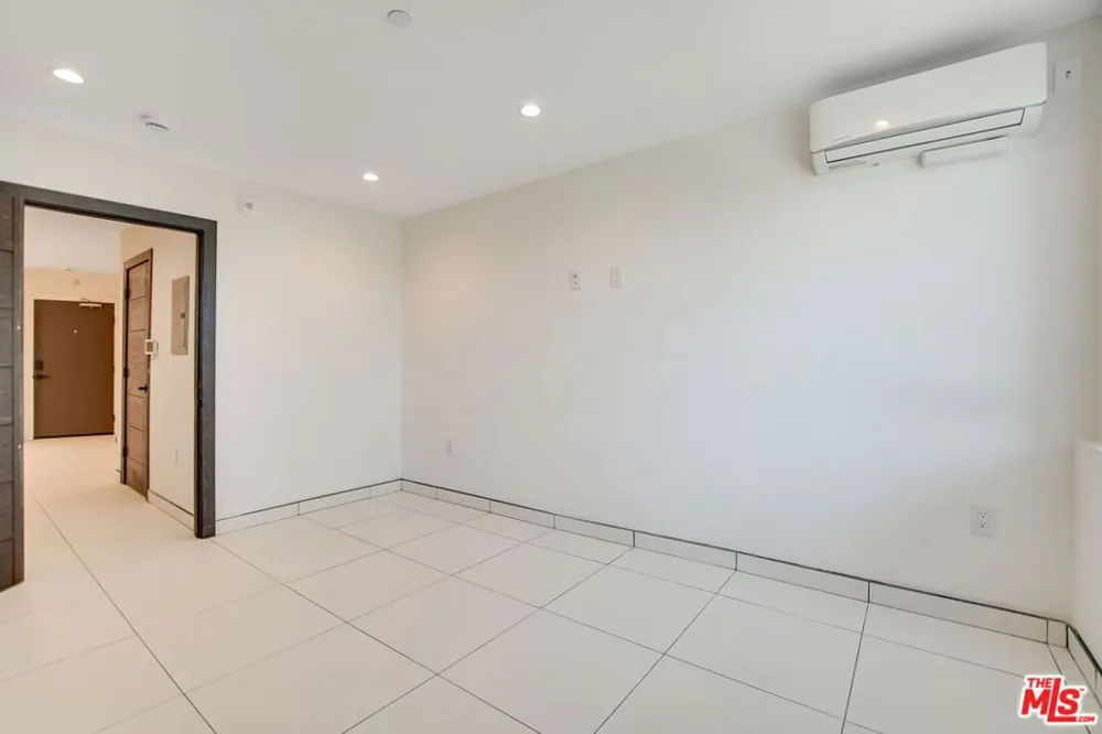 946 S Ridgeley Drive #211 Los Angeles, CA 90036