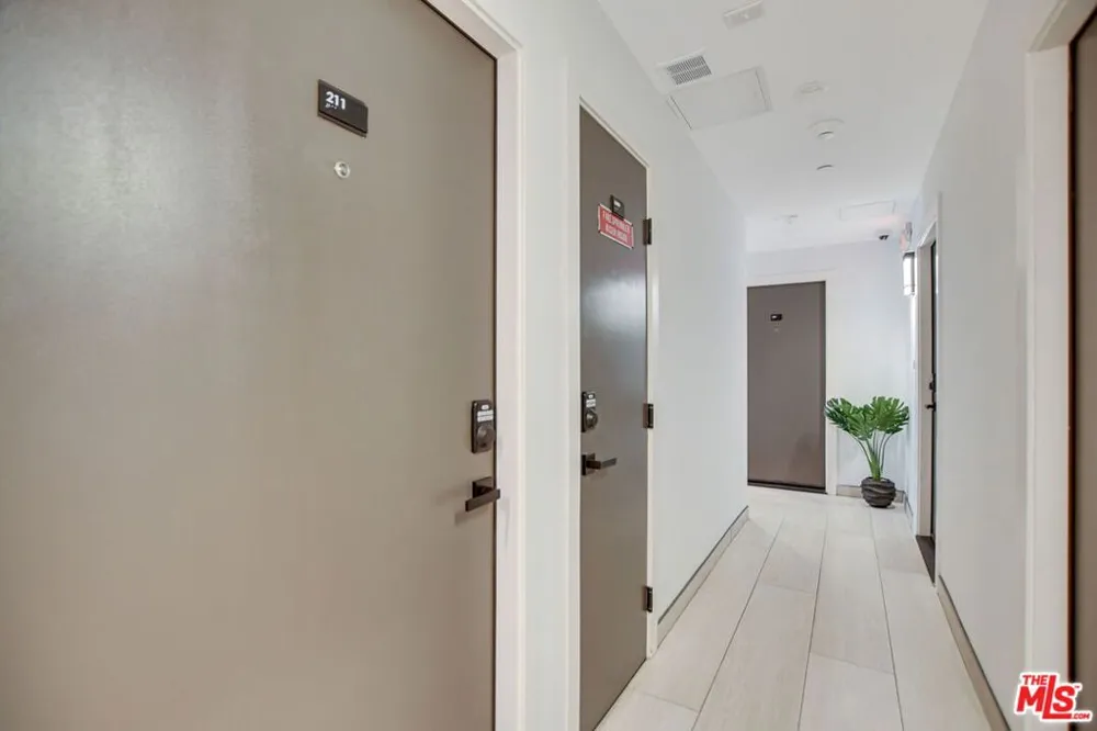 946 S Ridgeley Drive #211 Los Angeles, CA 90036