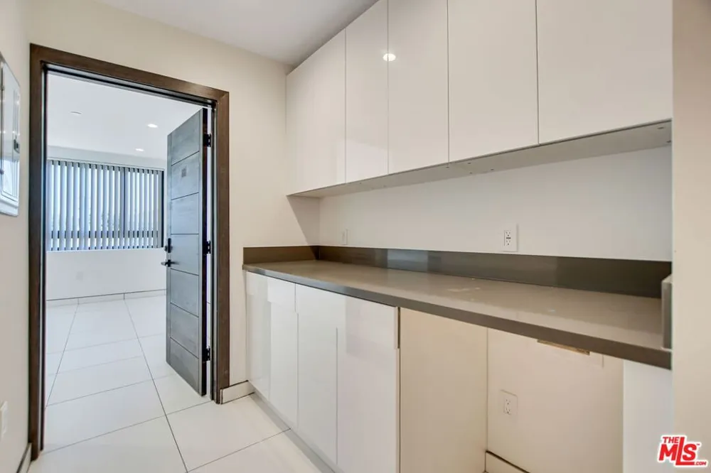 946 S Ridgeley Drive #211 Los Angeles, CA 90036