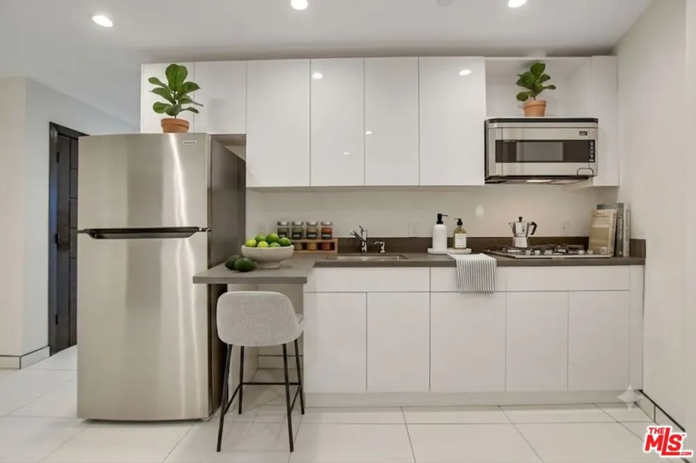 946 S Ridgeley Drive #211 Los Angeles, CA 90036