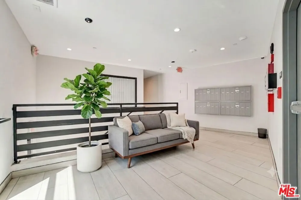 946 S Ridgeley Drive #211 Los Angeles, CA 90036