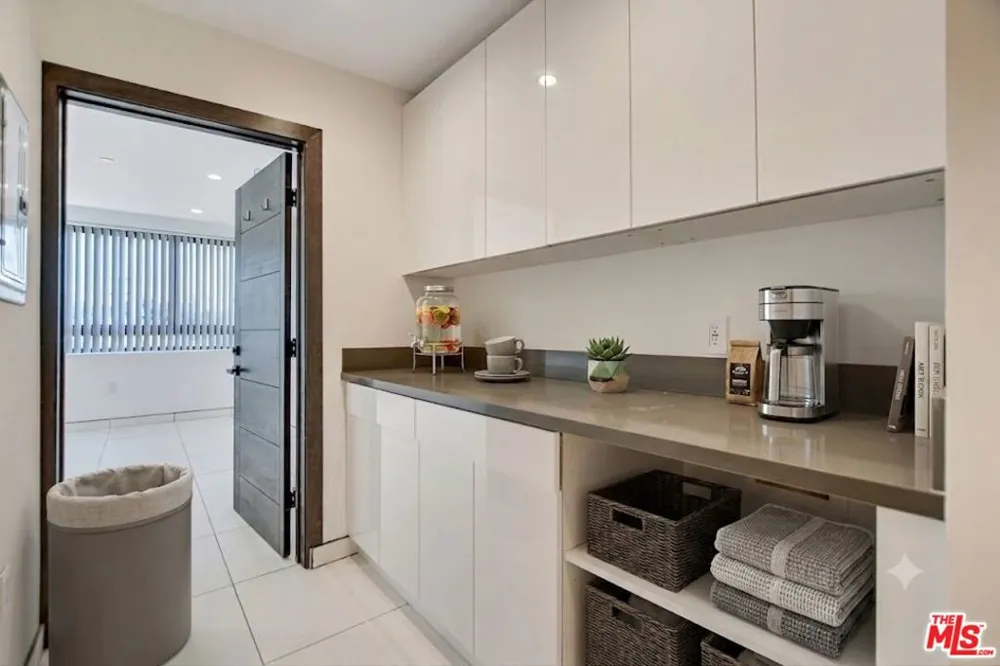 946 S Ridgeley Drive #211 Los Angeles, CA 90036
