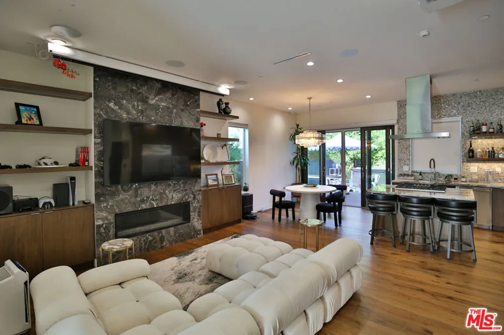 8501 Belford Avenue Los Angeles, CA 90045