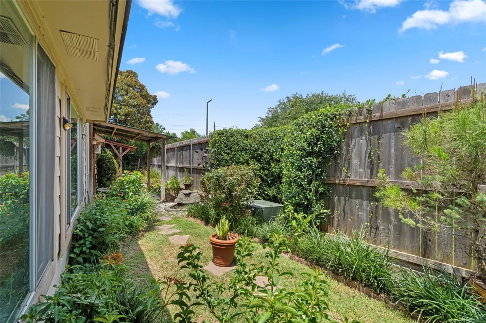 1513 Beaconshire Road Houston, TX 77077