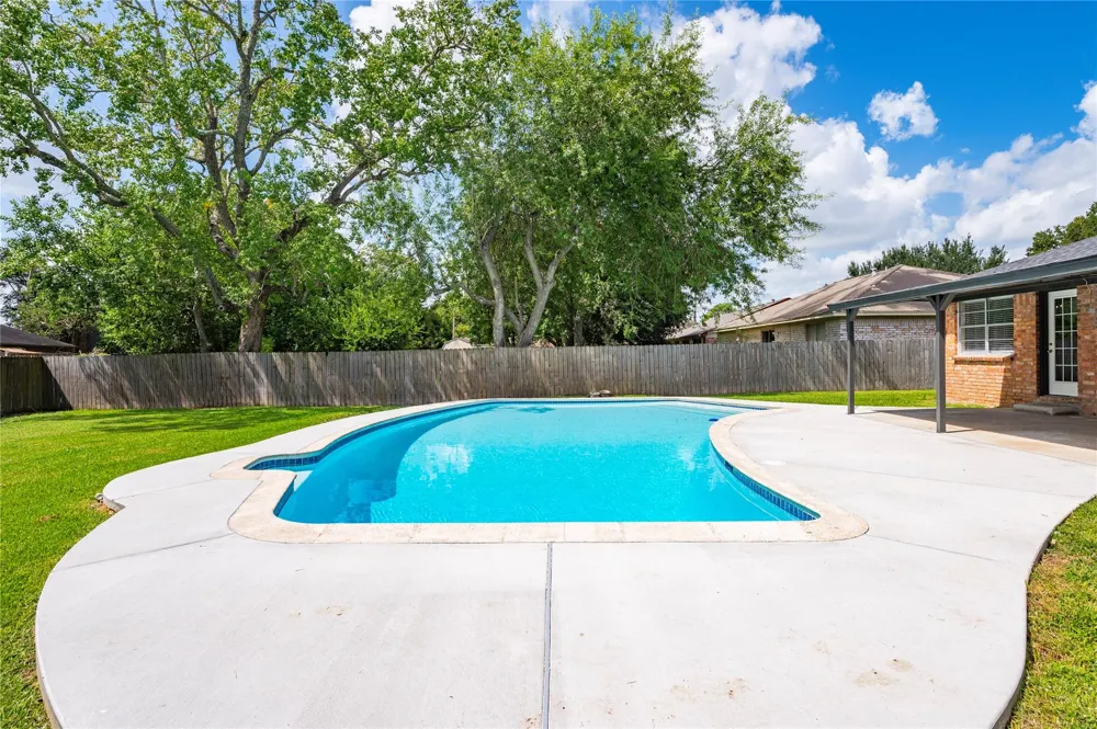 5422 Thistle Drive Dickinson, TX 77539