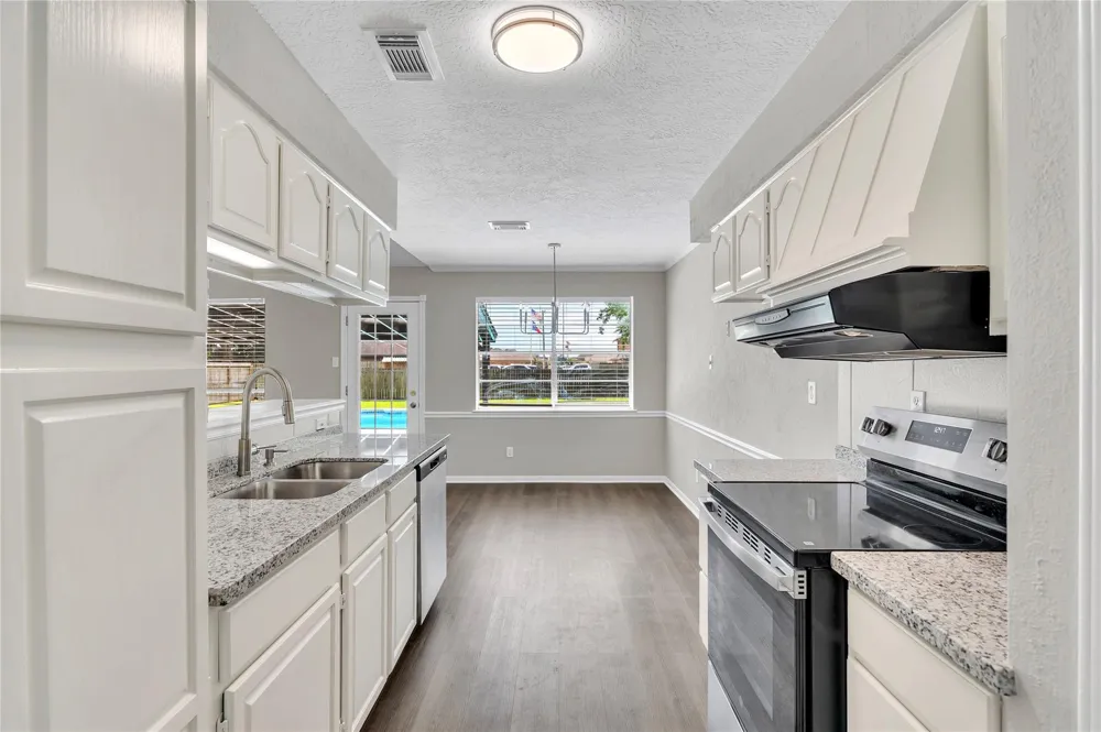 5422 Thistle Drive Dickinson, TX 77539