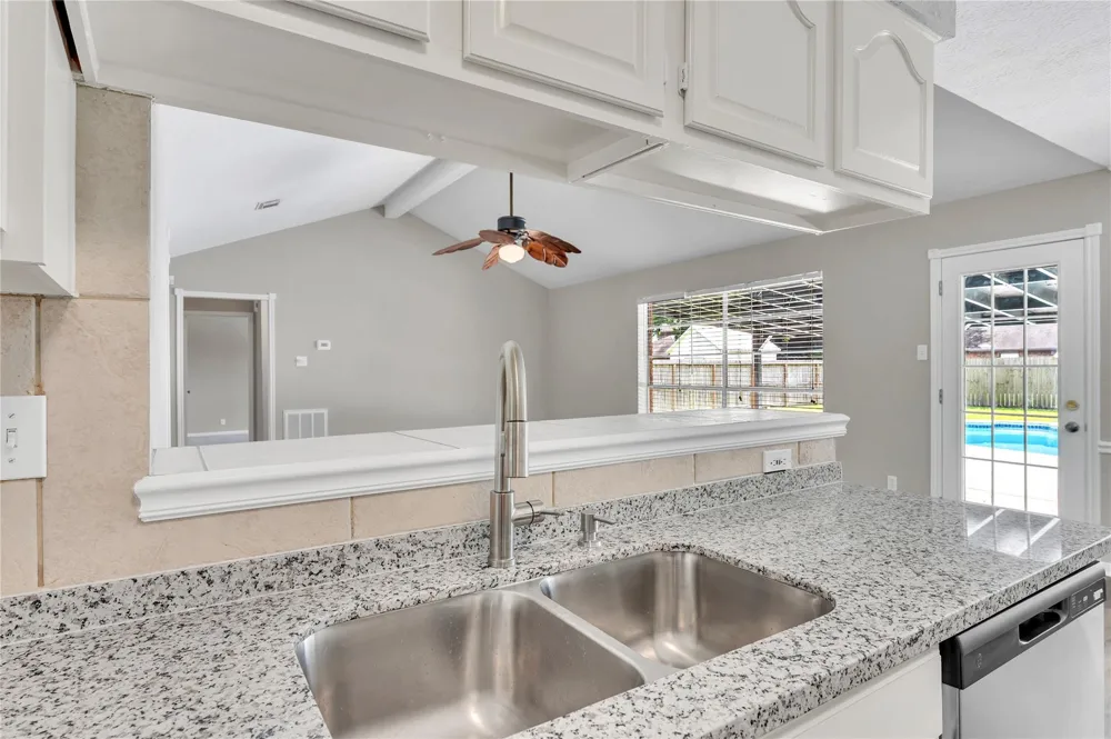 5422 Thistle Drive Dickinson, TX 77539