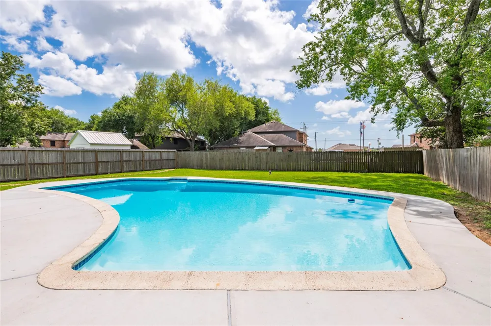 5422 Thistle Drive Dickinson, TX 77539