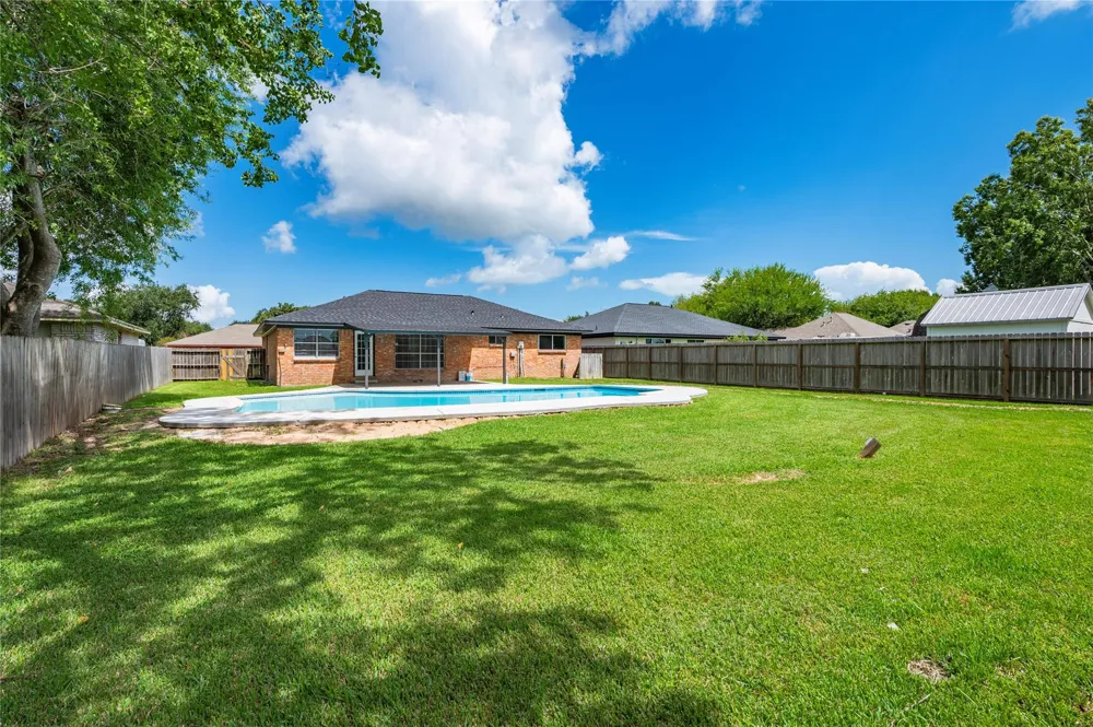 5422 Thistle Drive Dickinson, TX 77539