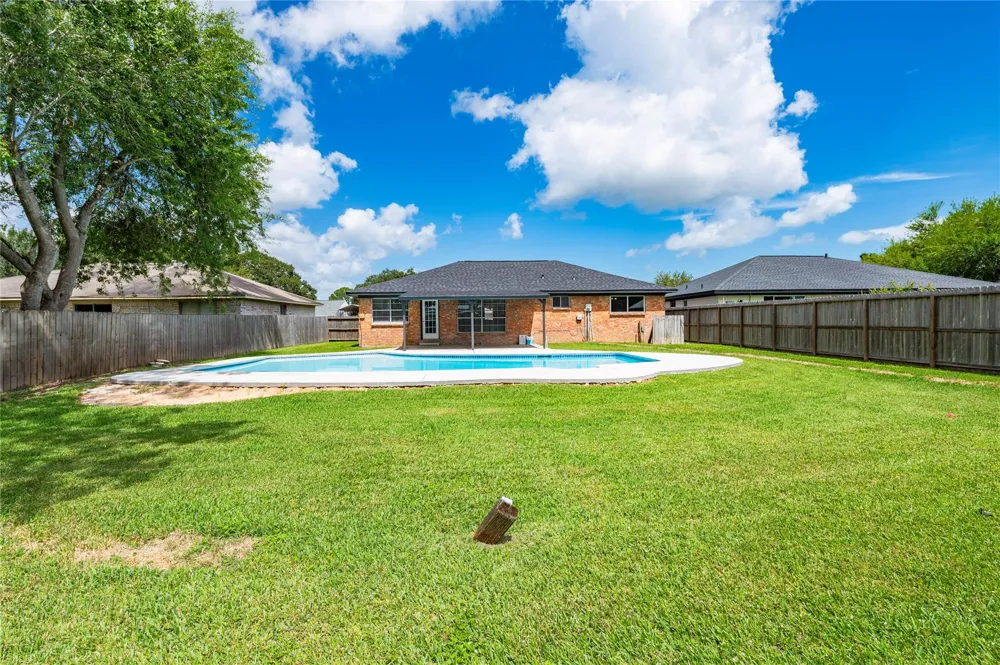 5422 Thistle Drive Dickinson, TX 77539