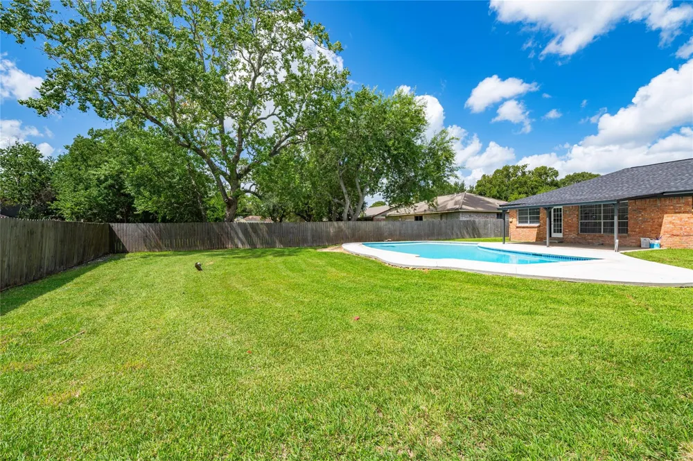 5422 Thistle Drive Dickinson, TX 77539