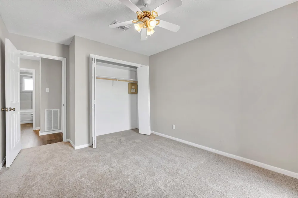 5422 Thistle Drive Dickinson, TX 77539