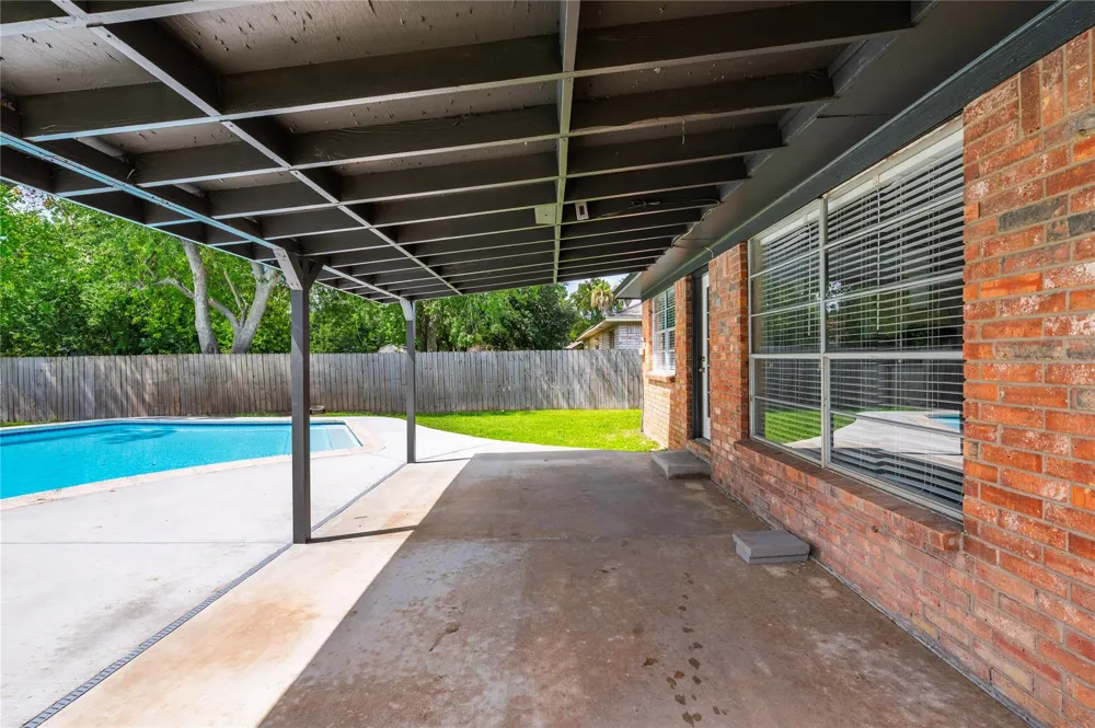 5422 Thistle Drive Dickinson, TX 77539