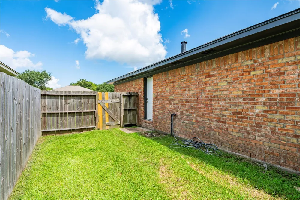 5422 Thistle Drive Dickinson, TX 77539