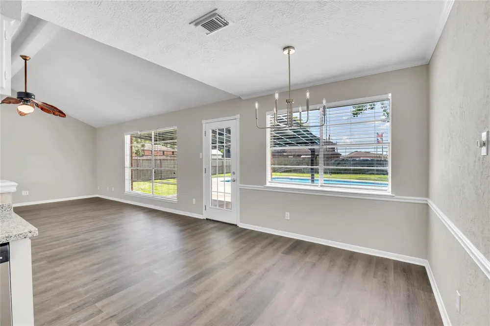 5422 Thistle Drive Dickinson, TX 77539