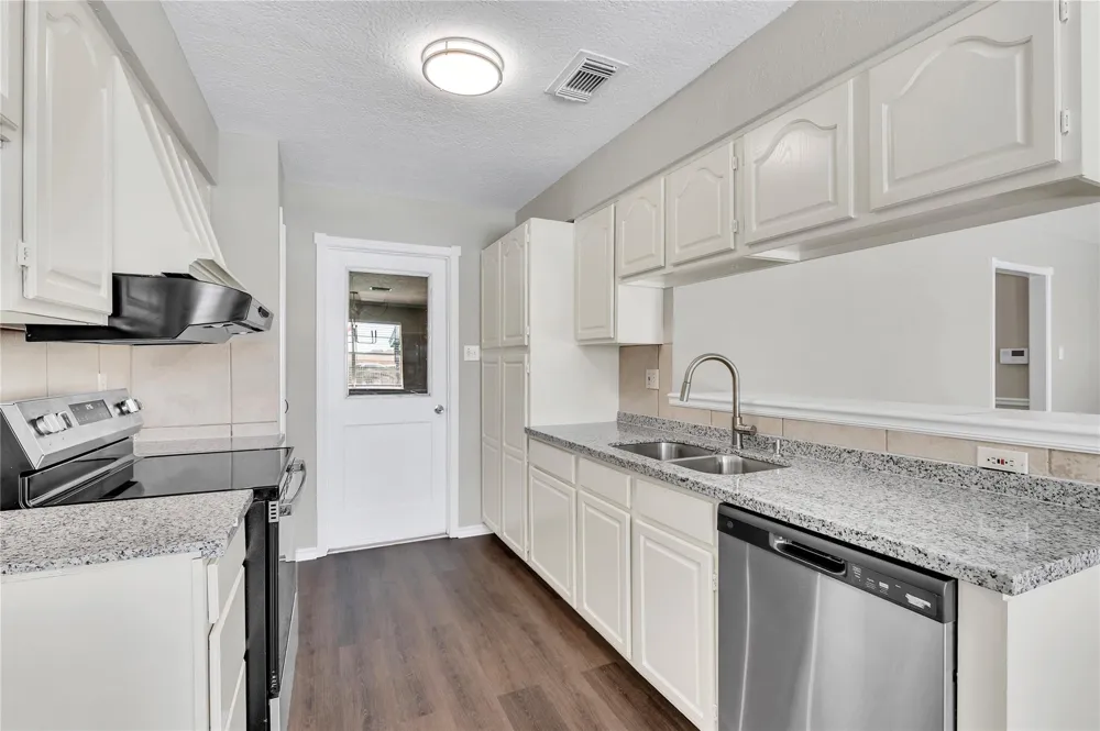 5422 Thistle Drive Dickinson, TX 77539