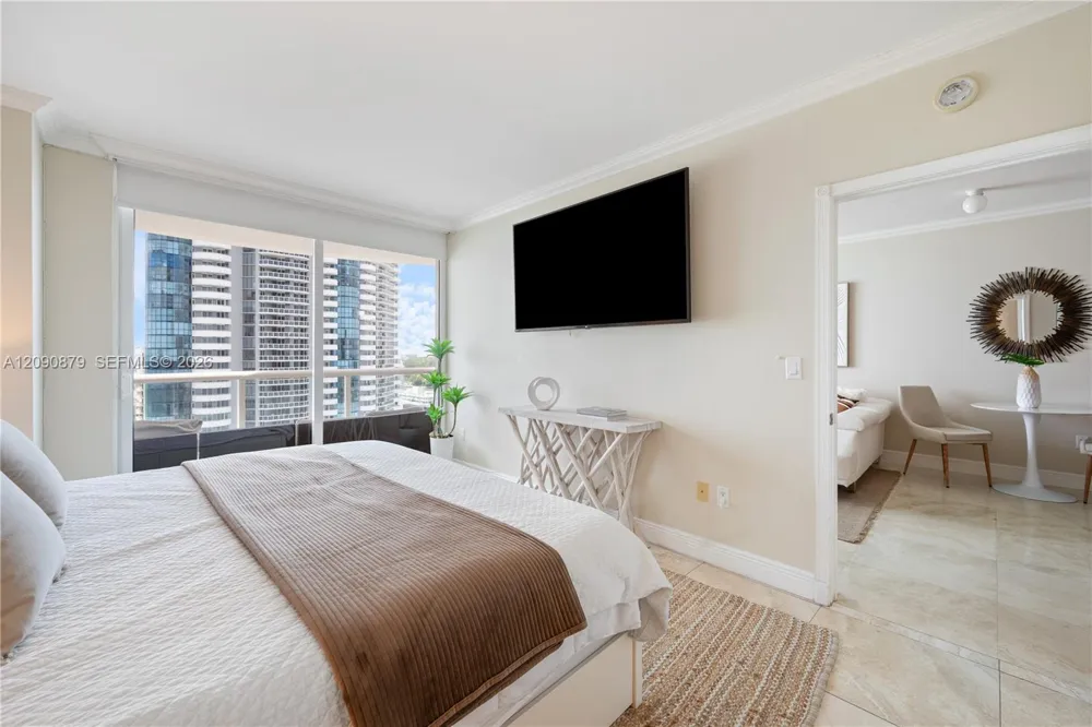 6365 Collins Ave #2206 Miami Beach, FL 33141