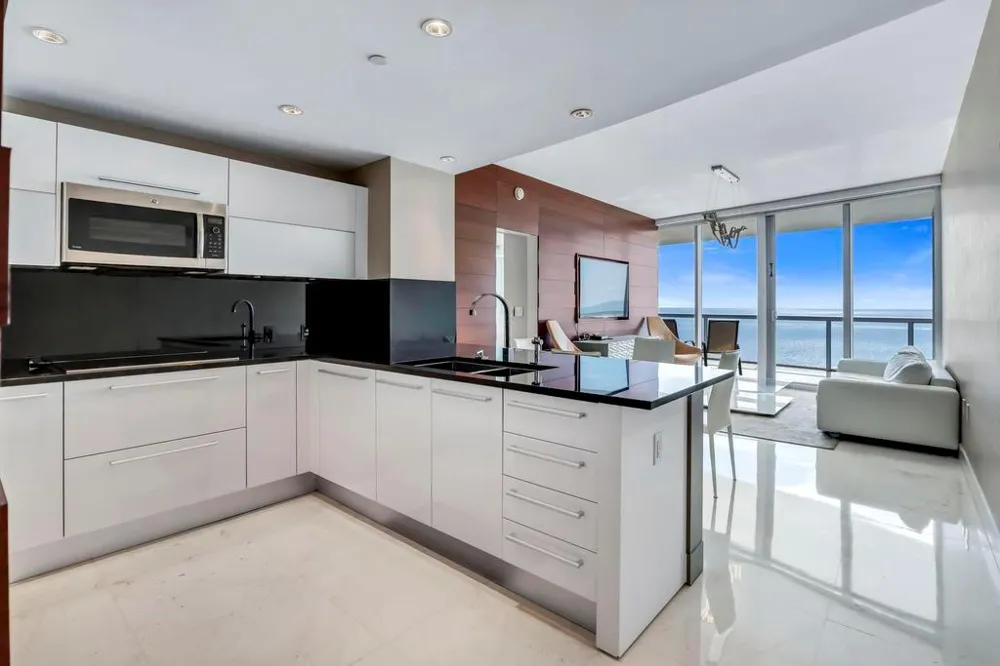 17121 Collins Avenue #2207 Sunny Isles Beach, FL 33160