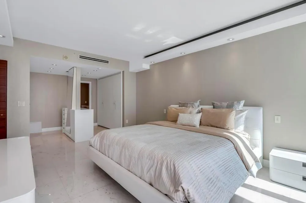 17121 Collins Avenue #2207 Sunny Isles Beach, FL 33160