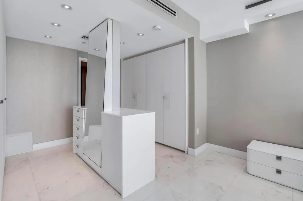 17121 Collins Avenue #2207 Sunny Isles Beach, FL 33160