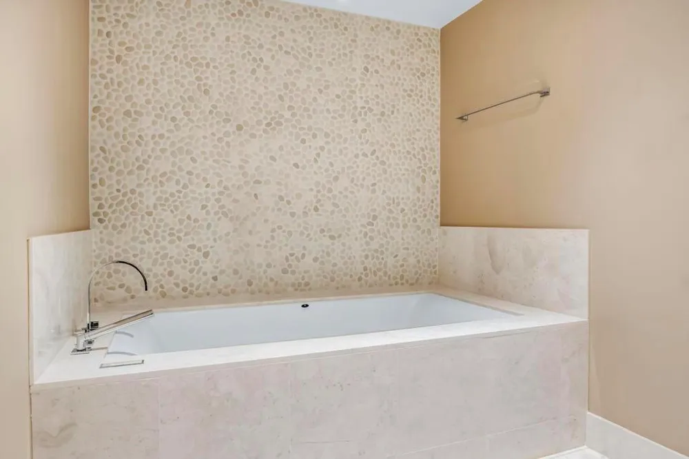 17121 Collins Avenue #2207 Sunny Isles Beach, FL 33160