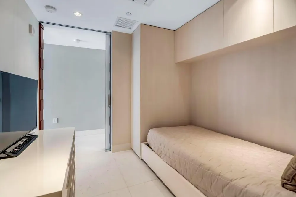 17121 Collins Avenue #2207 Sunny Isles Beach, FL 33160