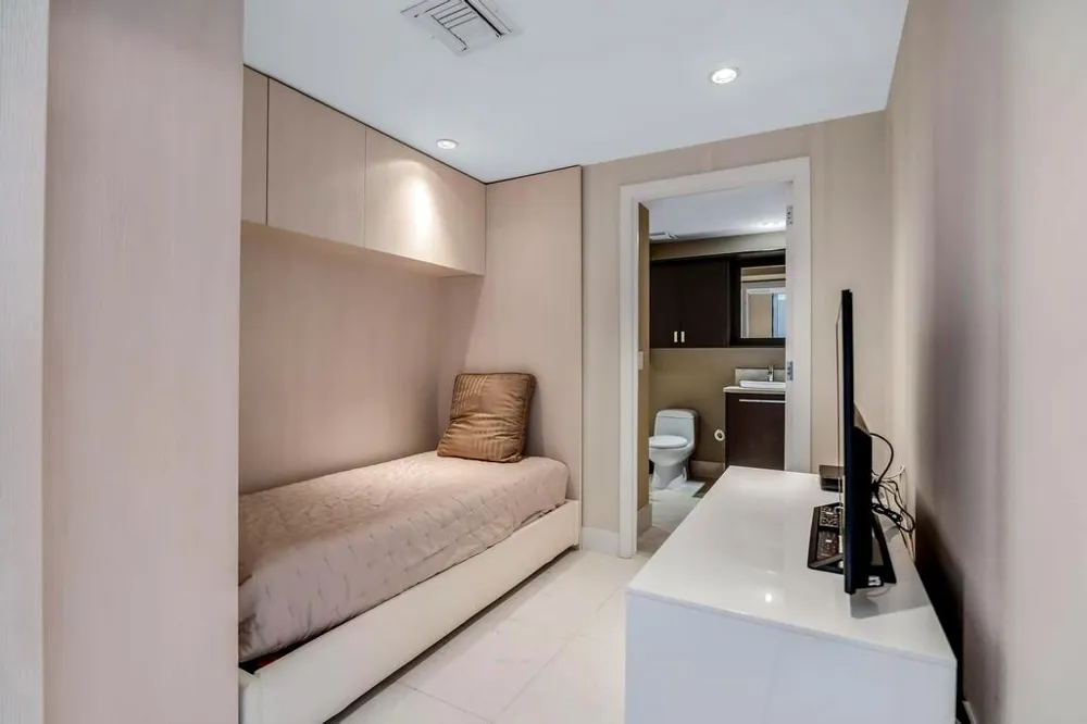 17121 Collins Avenue #2207 Sunny Isles Beach, FL 33160