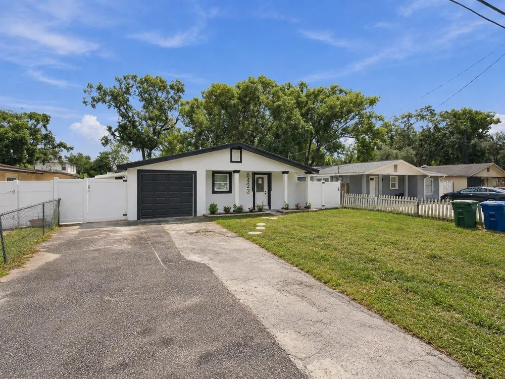 8423 PACKWOOD AVENUE Tampa, FL 33604