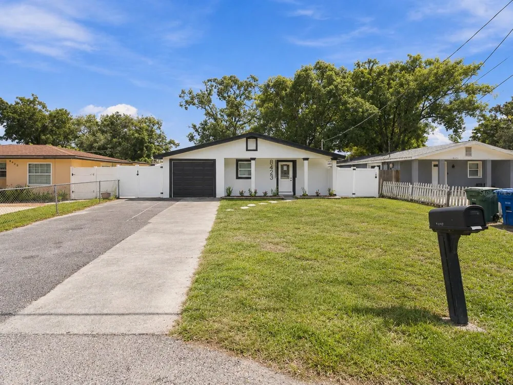 8423 PACKWOOD AVENUE Tampa, FL 33604