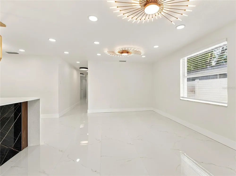 8423 PACKWOOD AVENUE Tampa, FL 33604