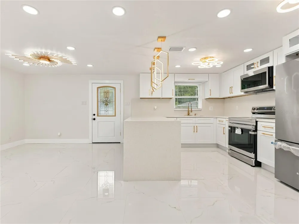 8423 PACKWOOD AVENUE Tampa, FL 33604
