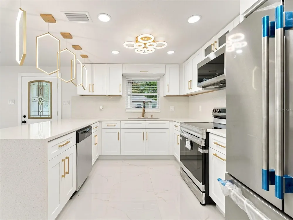 8423 PACKWOOD AVENUE Tampa, FL 33604