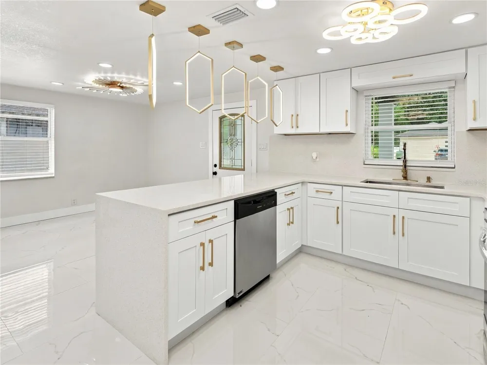 8423 PACKWOOD AVENUE Tampa, FL 33604