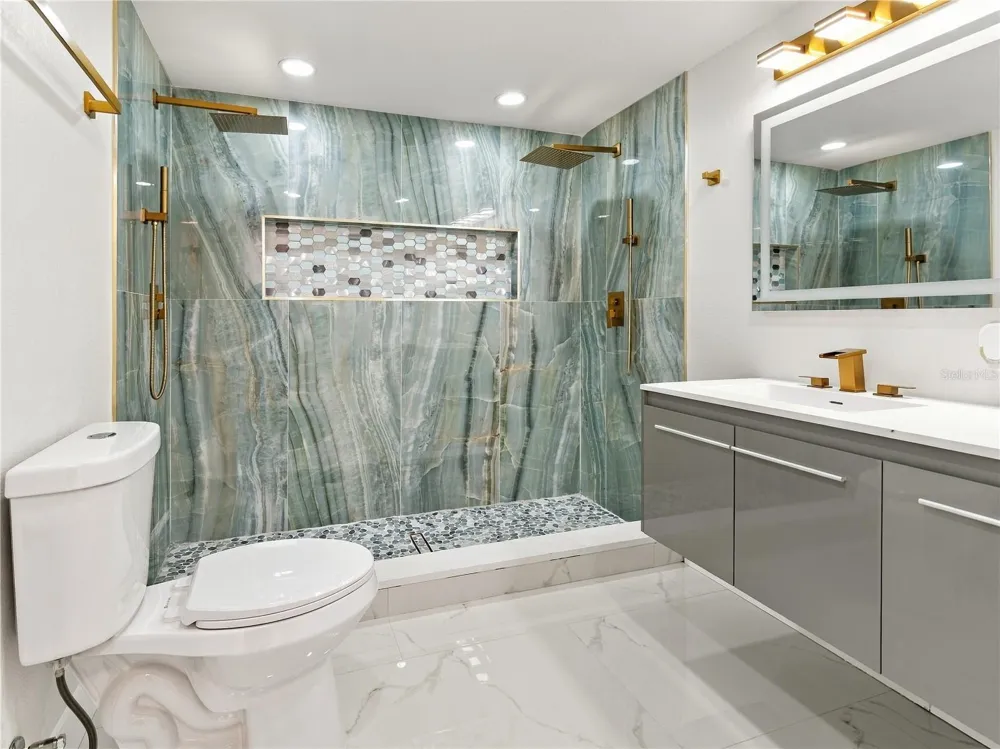 8423 PACKWOOD AVENUE Tampa, FL 33604