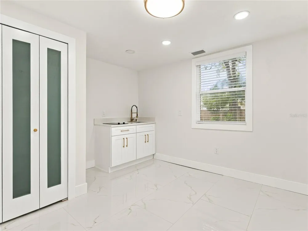 8423 PACKWOOD AVENUE Tampa, FL 33604