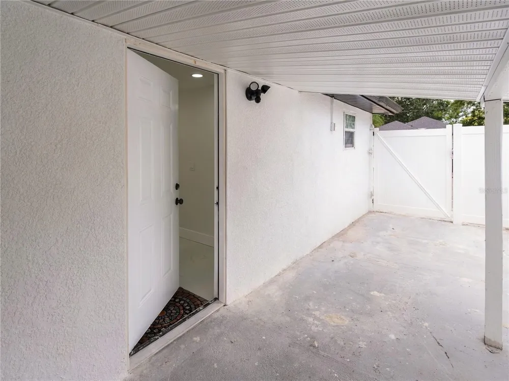 8423 PACKWOOD AVENUE Tampa, FL 33604