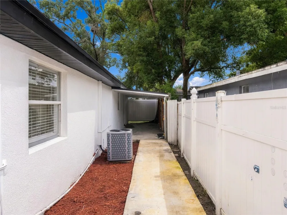 8423 PACKWOOD AVENUE Tampa, FL 33604