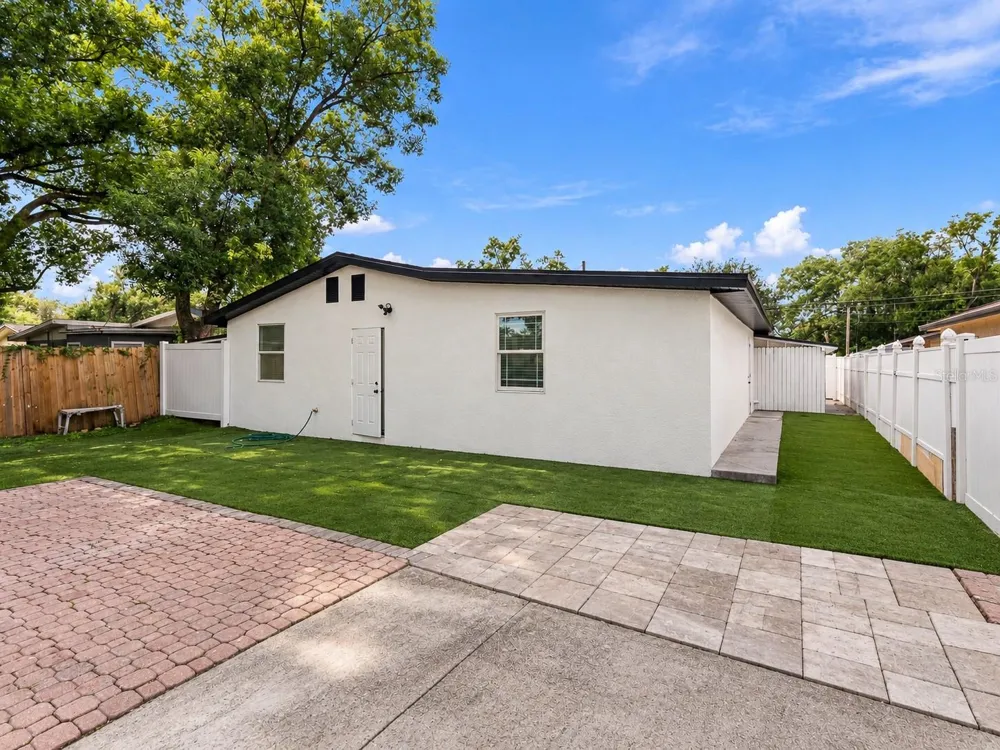 8423 PACKWOOD AVENUE Tampa, FL 33604