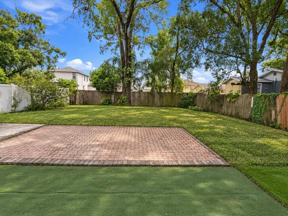 8423 PACKWOOD AVENUE Tampa, FL 33604