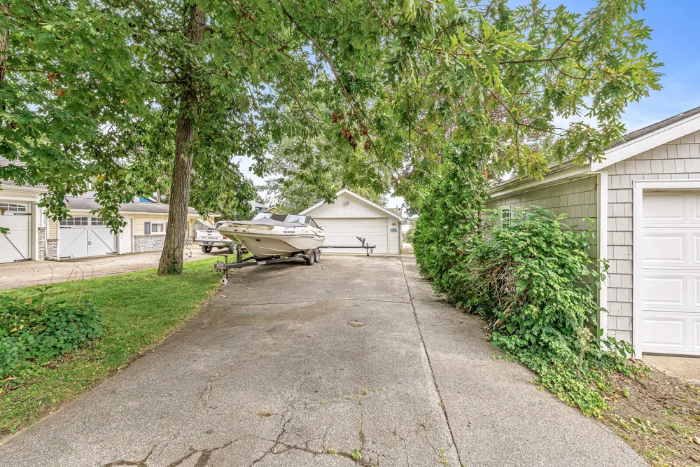 23806 S Shore Drive Edwardsburg, MI 49112