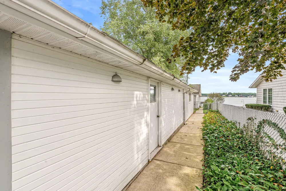 23806 S Shore Drive Edwardsburg, MI 49112