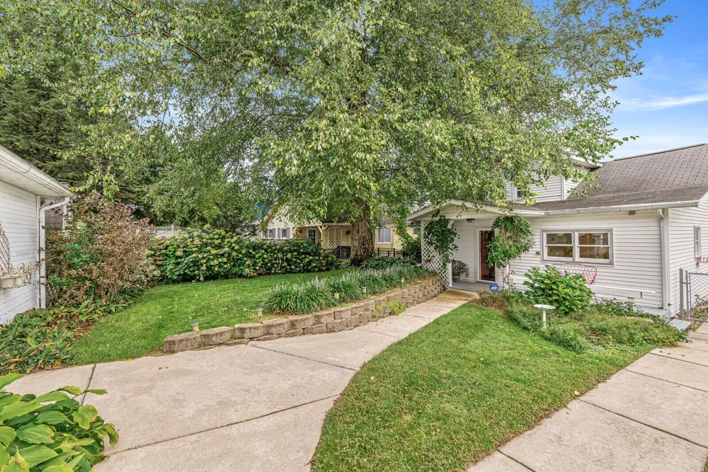 23806 S Shore Drive Edwardsburg, MI 49112