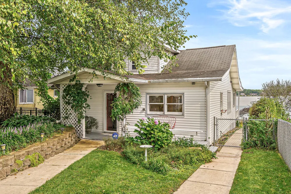 23806 S Shore Drive Edwardsburg, MI 49112