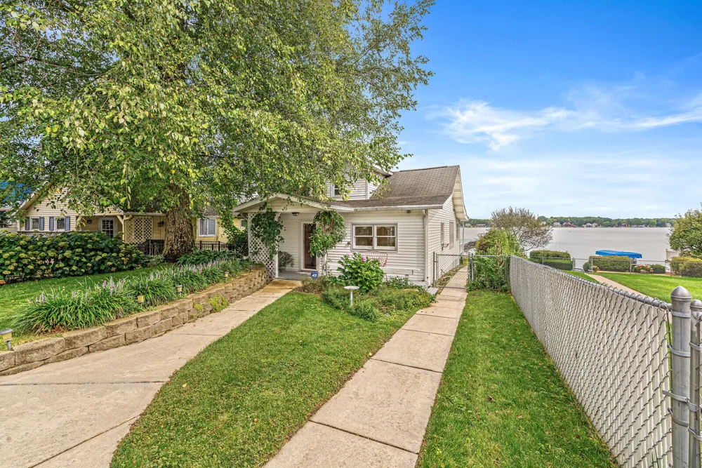 23806 S Shore Drive Edwardsburg, MI 49112