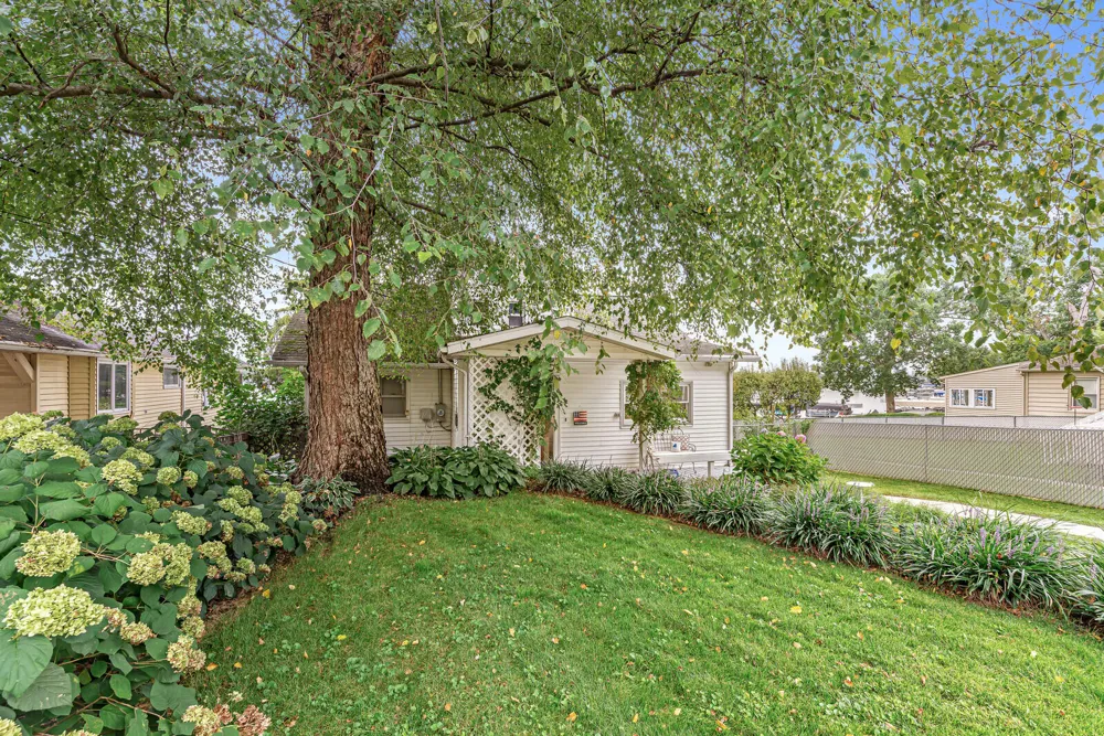 23806 S Shore Drive Edwardsburg, MI 49112